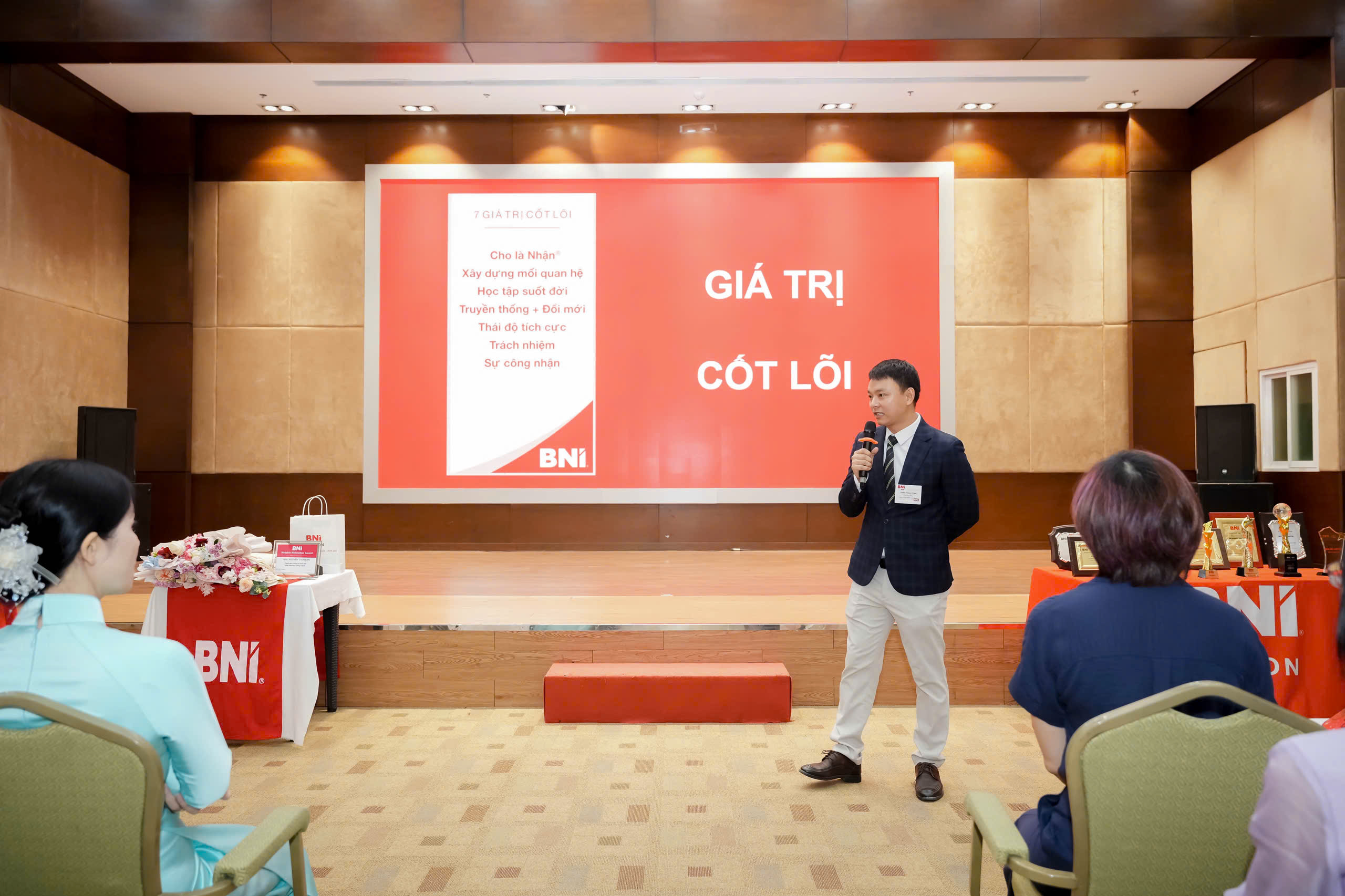 Tùng cầm micro trao đổi về giá trị cốt lõi tại một sự kiện BNI